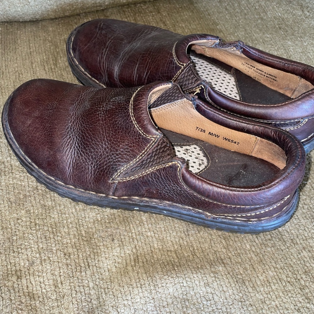 EUC BORN womens 7 brown leather slip on shoes!!! GREAT condition!!